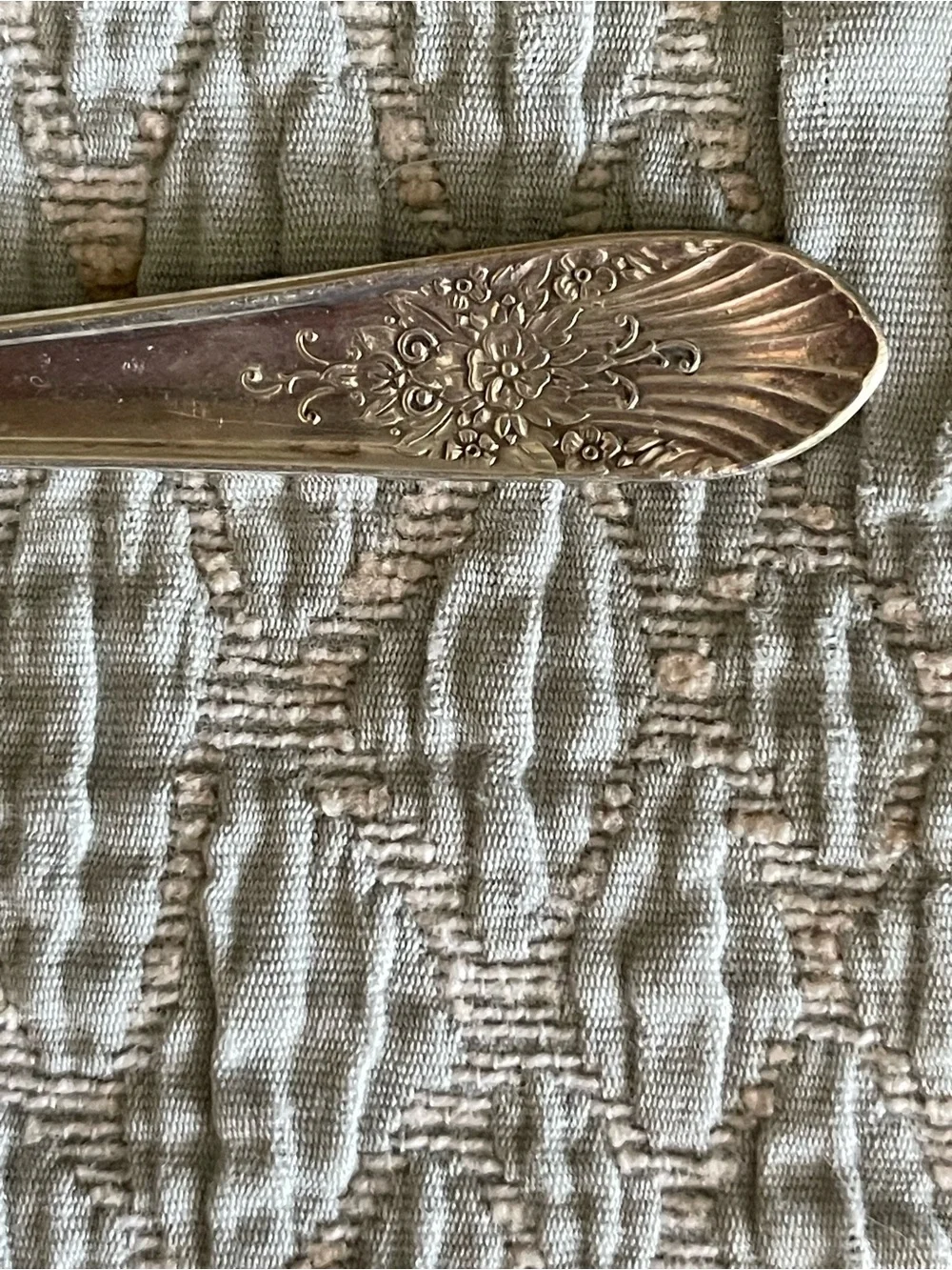 5 VTG WM ROGERS MFG. & CO. SILVER MIST PATTERN SILVER PLATE 6” BUTTER SPREADERS